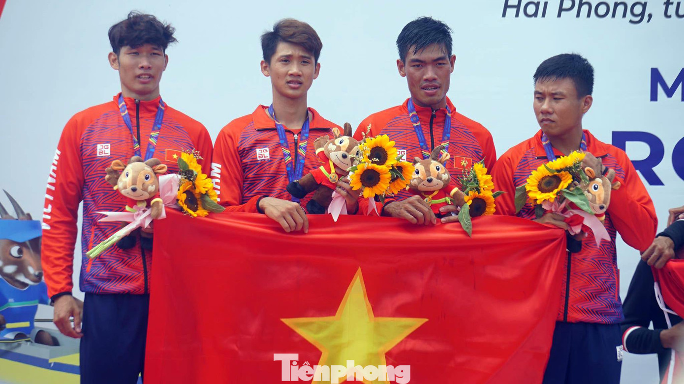 Bốn VĐV nam Việt Nam gồm: Võ Như Sang, Hoàng Văn Đạt, Phạm Chung và Vũ Ngọc Khánh giành HCB nội dung thuyền 4 nam hạng nhẹ 1 mái chèo với thành tích 6 phút 52 giây 879.