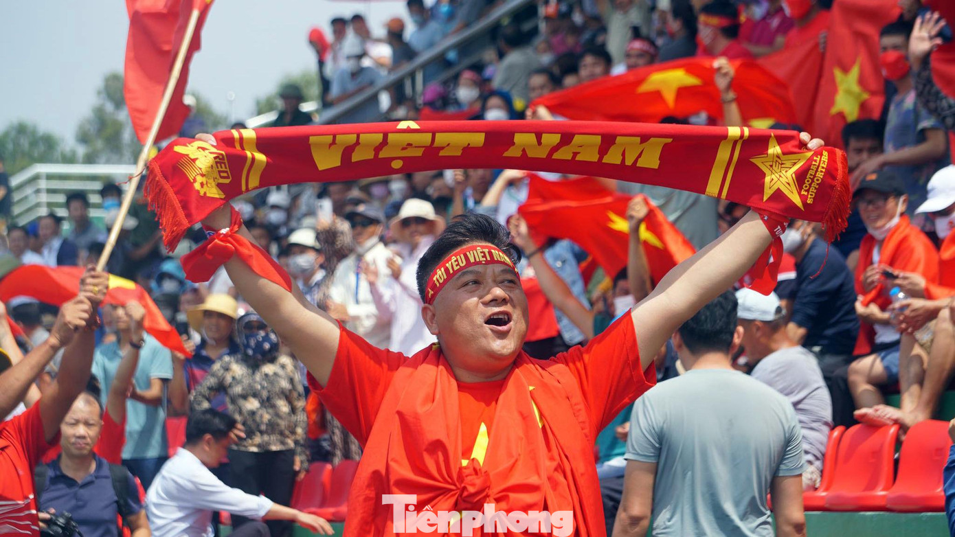 Nhiều cổ động viên nhiệt thành căng băng rôn, gõ trống khuấy động trên khán đài.