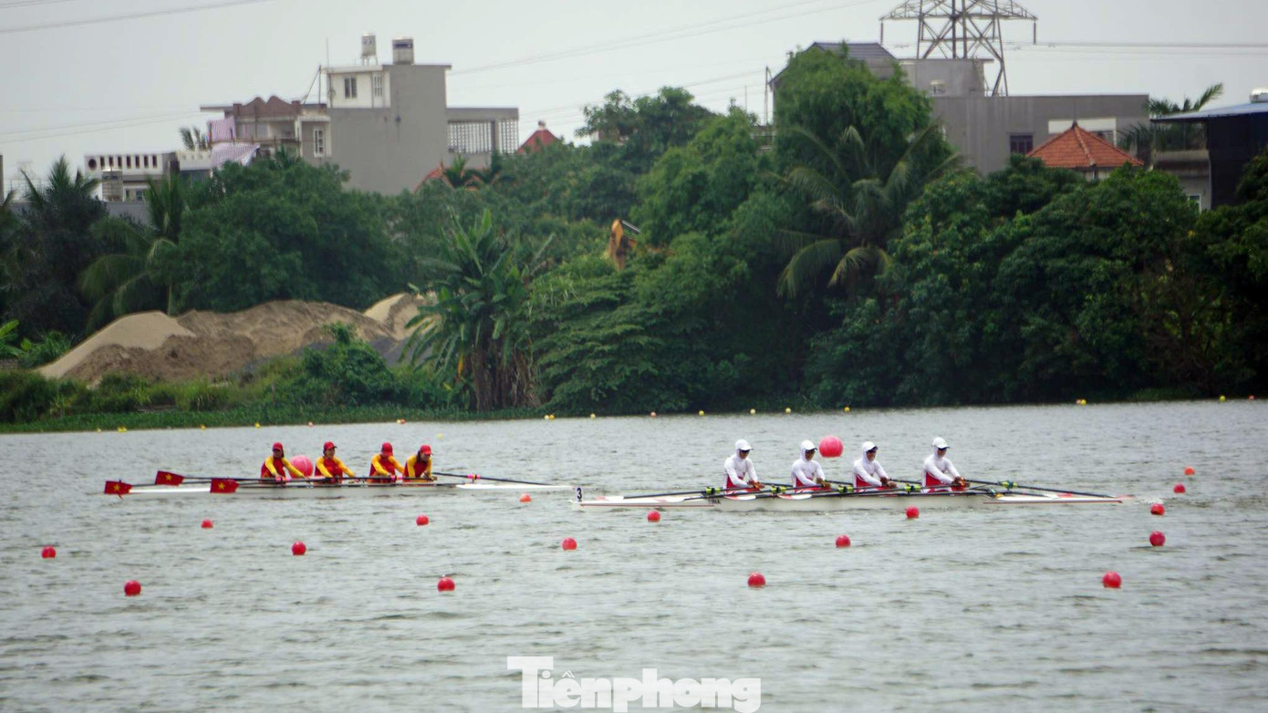 Ngay sau đó, 4 cô gái tuyển Việt Nam tranh HCV ở nội dung thuyền 4 nữ hạng nhẹ 2 mái chèo. Tuyển nữ dẫn dần từ khi xuất phát và cán đích với thành tích 7 phút 11 giây 326, giành HCV thứ 3 cho Rowing Việt Nam.