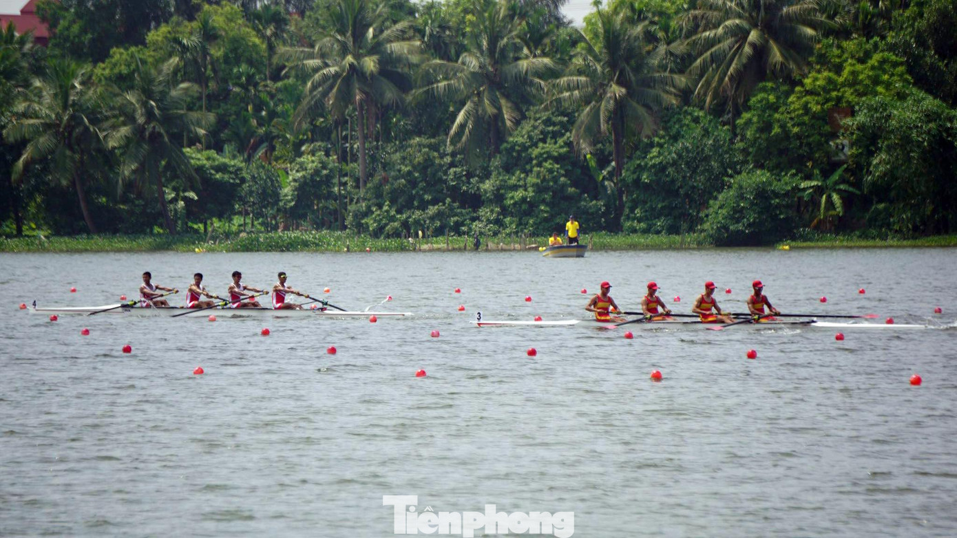 Là nội dung thi đấu đầu tiên, màn rượt đuổi giữa đội thuyền 4 nam hạng nhẹ 1 mái chèo Việt Nam và tuyển Indonesia diễn ra kịch tính trên đường đua sông Giá, huyện Thủy Nguyên.