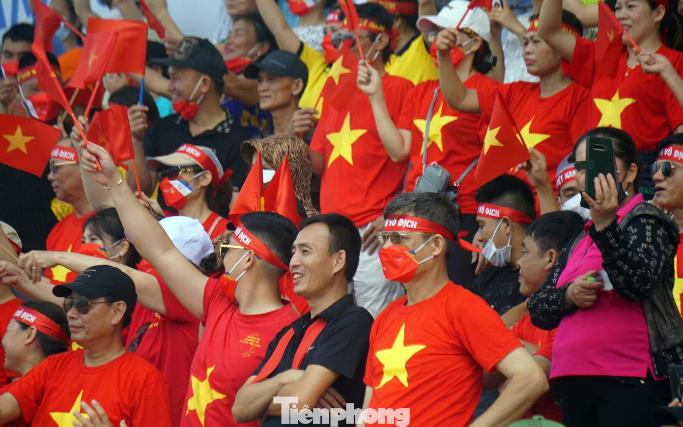 Sắc áo đỏ sao vàng ngập tràn trên khán đài đua thuyền bên bờ sông Giá.