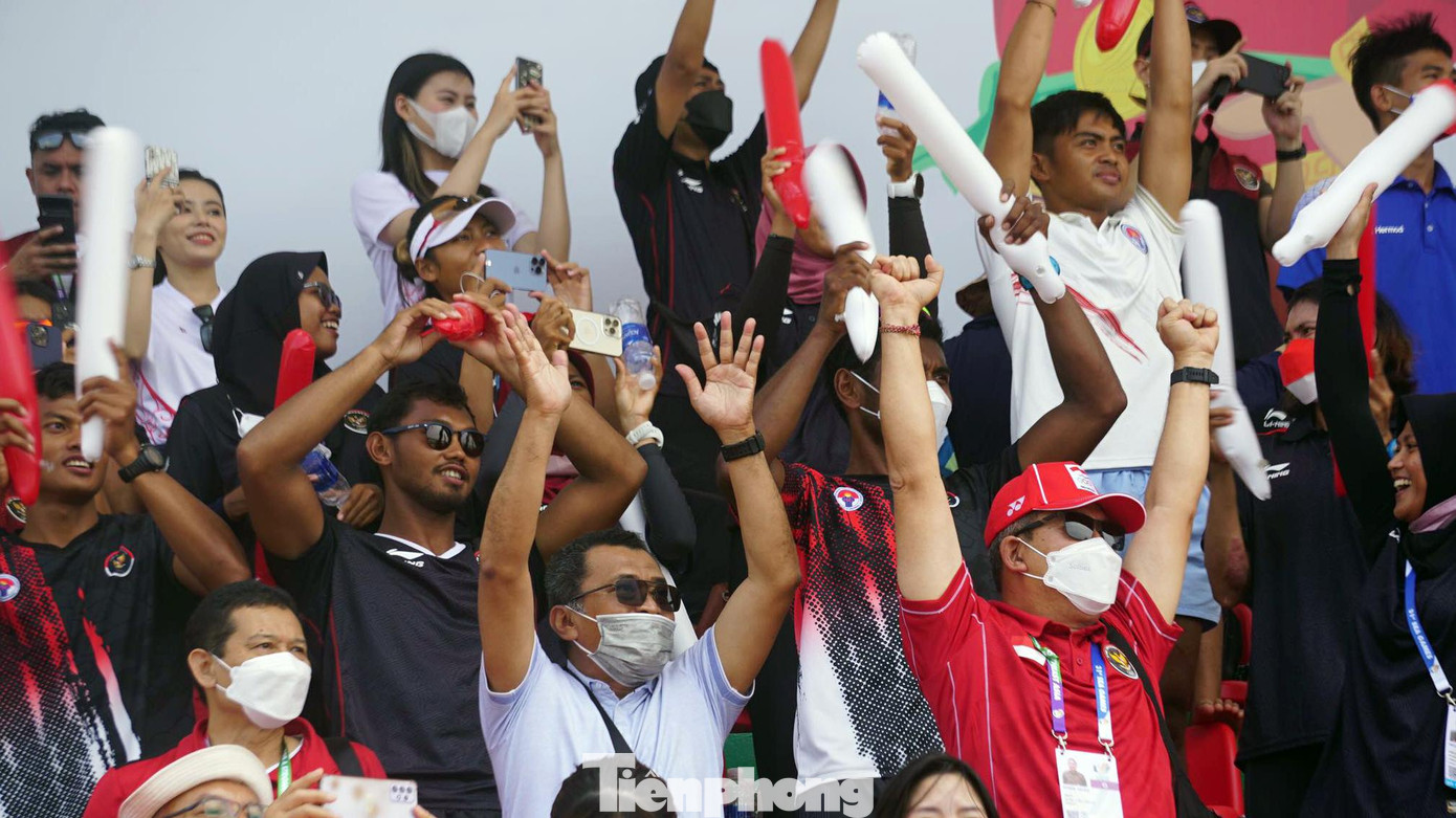 Trên khán đài cổ động viên tuyển Indonesia cũng cổ vũ cuồng nhiệt, tiếp lửa cho các VĐV nội dung thuyền 4 nam hạng nhẹ 1 mái chèo. Kết quả sau màn rượt đuổi kịch tính, tuyển Indonesia giành HCV với thành tích 6 phút 47 giây 729.