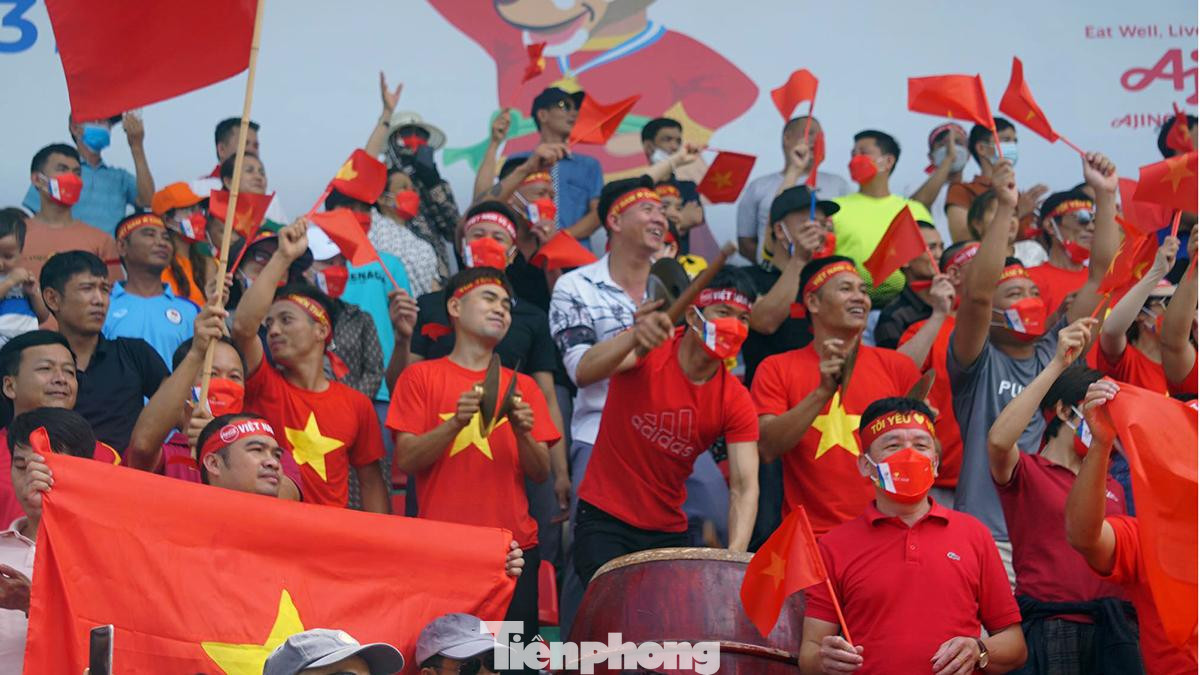 Trên khán đài thuộc Trung tâm huấn luyện đua thuyền Quốc gia (huyện Thủy Nguyên, TP Hải Phòng), các cổ động viên hò reo, cổ vũ cuồng nhiệt tiếp lửa cho các VĐV.