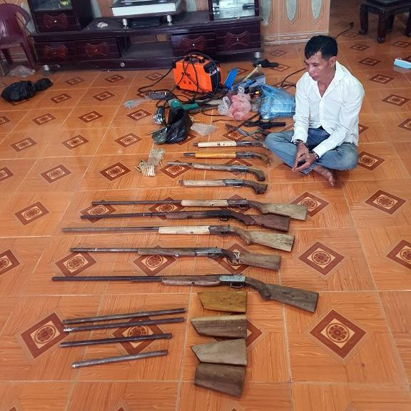 Bị can Bùi Văn Miên và tang vật trong vụ án.