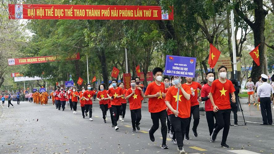 Ngày chạy Olympic vì sức khỏe toàn dân đã thu hút hàng nghìn thanh niên, bạn trẻ thành phố tham gia. Kết thúc ngày chạy, ban tổ chức đã trao 20 giải xuất sắc cho tập thể, đơn vị có thành tích cao và 2 bộ huy chương ở nộin dung nam nữ trong Giải chạy Việt dã. Ngày chạy Olympic vì sức khỏe toàn dân đã thu hút hàng nghìn thanh niên, bạn trẻ thành phố tham gia. Kết thúc ngày chạy, ban tổ chức đã trao 20 giải xuất sắc cho tập thể, đơn vị có thành tích cao và 2 bộ huy chương ở nộin dung nam nữ trong Giải chạy Việt dã.