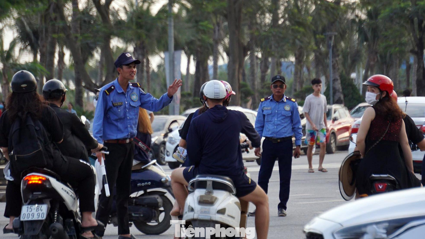 Do quá tải, nhân viên bảo vệ trong Khu du lịch Quốc tế Đồi Rồng từ chối tiếp và yêu cầu người điều khiển xe máy quay đầu, không được vào bãi tắm.
