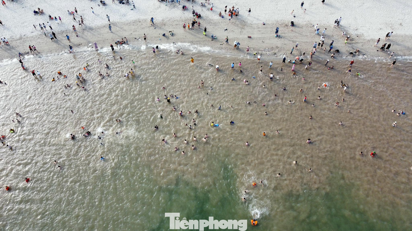 Ngay sau khi mở cửa chính thức, hàng nghìn du khách khắp nơi đến vui chơi, tắm mát dịp nghỉ lễ 30/4-1/5. Theo ban quản lý Khu du lịch quốc tế Đồi Rồng, bãi tắm nhân tạo sử dụng nước biển Đồ Sơn, sau đó được hệ thống lọc hiện đại trước khi đưa vào các bãi tắm.