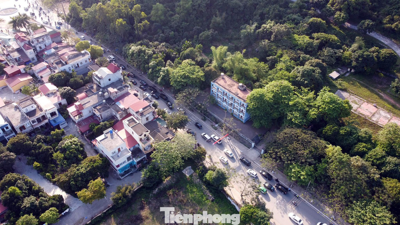 Tuyến đường ra bãi tắm nhân tạo và các bãi tắm truyền thống là đường một chiều do đó việc di chuyển gặp nhiều khó khăn, nhiều thời điểm xảy ra ùn tắc dài hàng km.