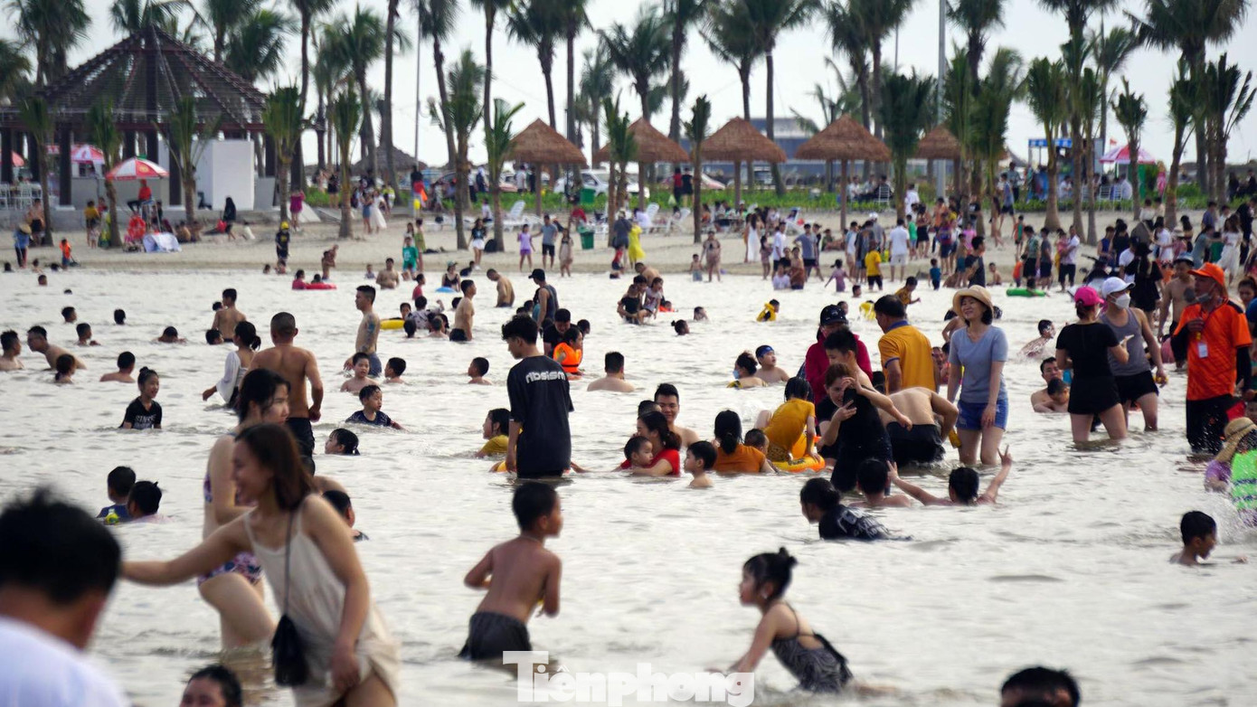 Bãi tắm nhân tạo ngày đầu mở cửa dài khoảng vài trăm mét. Một phần bãi tắm vẫn đang trong quá trình hoàn thiện chưa đưa vào sử dụng.