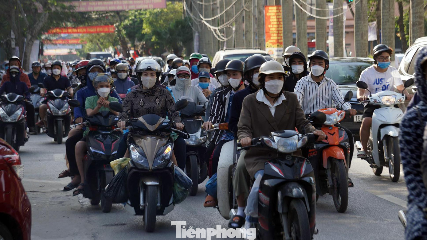 Cũng theo ghi nhận của phóng viên, ngày đầu nghỉ lễ 30/4-1/5, hàng vạn người dân Hải Phòng và các tỉnh đổ dồn về Đồ Sơn. Dọc đường Phạm Văn Đồng, đường dẫn ra các bãi tắm luôn trong tình trạng ùn ứ, các phương tiện di chuyển khó khăn.