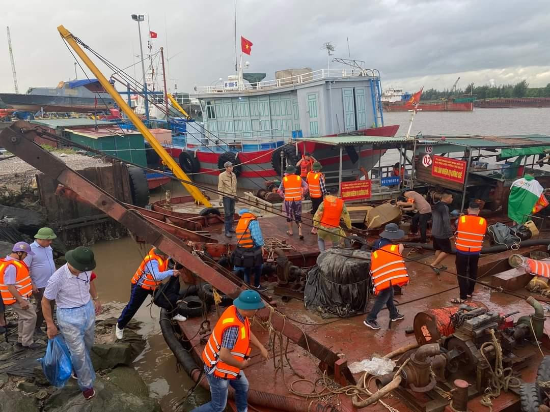 Lực lượng chức năng cưỡng chế, di dời chòi canh tại 13 điểm nuôi thả ngao trái phép trên biển thuộc quận Hải An. Lực lượng chức năng cưỡng chế, di dời chòi canh tại 13 điểm nuôi thả ngao trái phép trên biển thuộc quận Hải An.