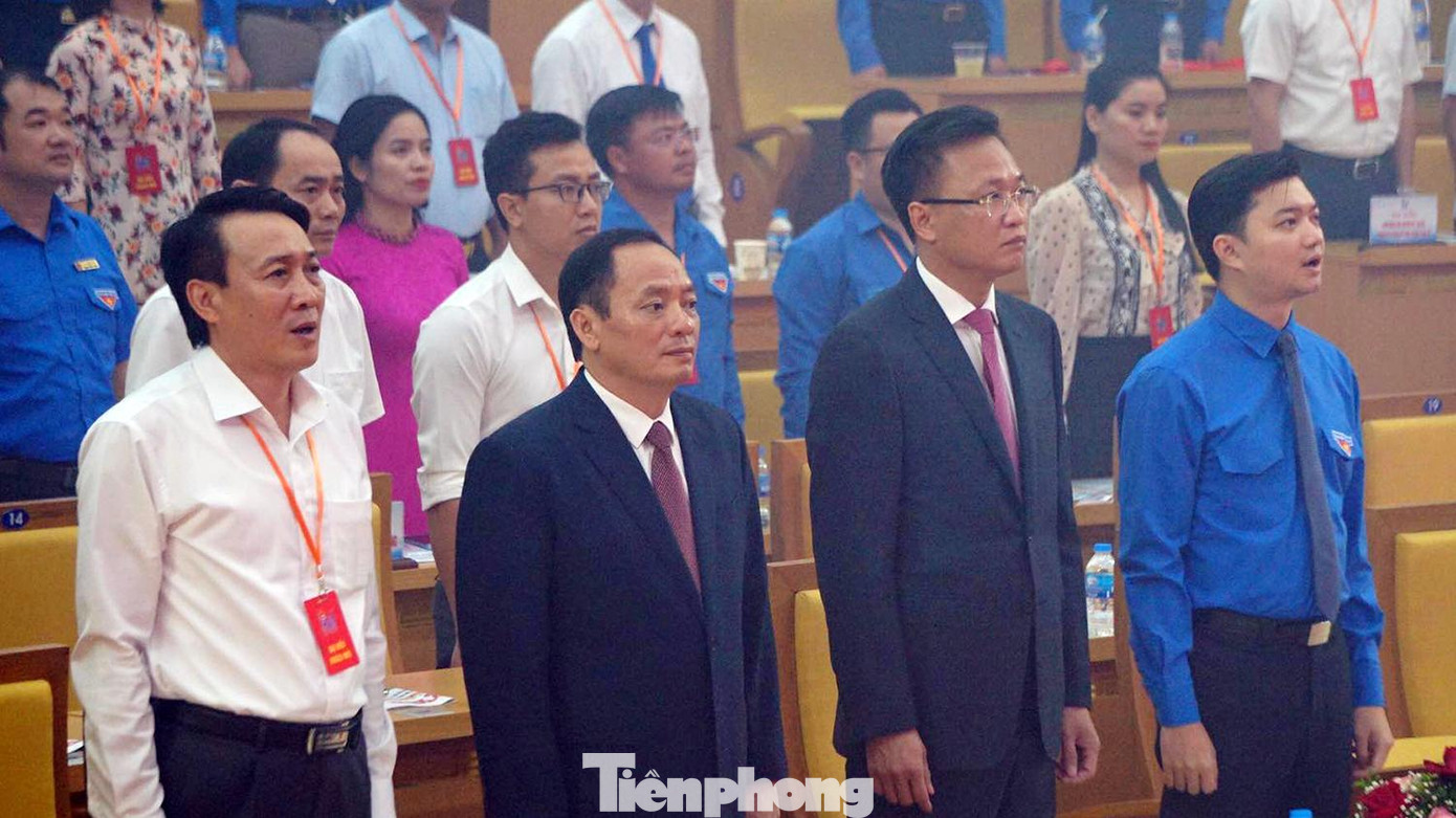 Dự và phát biểu chỉ đạo Đại hội trong phiên trọng thể diễn ra sáng 27/9, có ông Nguyễn Hữu Nghĩa - Bí thư Tỉnh ủy Hưng Yên, anh Nguyễn Minh Triết - Bí thư Trung ương Đoàn (áo xanh).