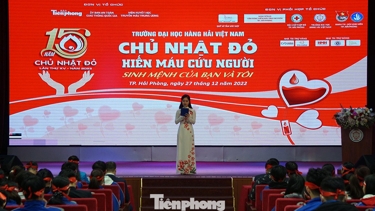 Sáng 27/12, Báo Tiền Phong phối hợp với Ủy ban ATGT quốc gia, Viện Huyết học - Truyền máu T.Ư tổ chức ngày Chủ nhật Đỏ &quot;Hiến máu cứu người - Sinh mệnh của bạn và tôi&quot; lần thứ XV, năm 2023 tại Trường Đại học Hàng Hải Việt Nam, TP Hải Phòng.