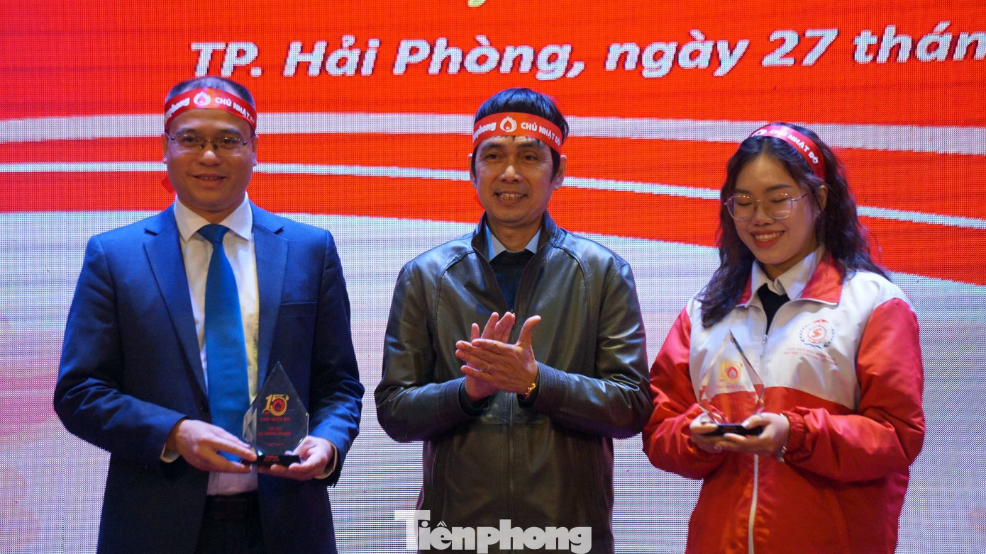 Nhân dịp này, Ban tổ chức Chủ nhật Đỏ lần thứ XV, năm 2023 đã tặng kỷ niệm chương cho tập thể và cá nhân tiêu biểu của Trường Đại học Hàng hải Việt Nam vì đã có những đóng góp trong công tác tổ chức, vận động hiến máu cứu người.