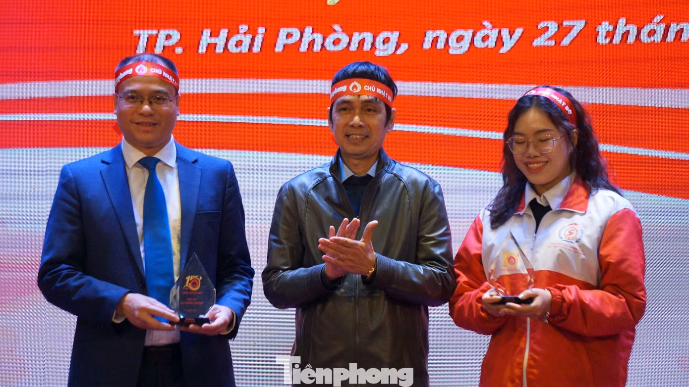 Nhân dịp này, Ban tổ chức Chủ nhật Đỏ lần thứ XV, năm 2023 đã tặng kỷ niệm chương cho tập thể và cá nhân tiêu biểu của Trường Đại học Hàng hải Việt Nam vì đã có những đóng góp trong công tác tổ chức, vận động hiến máu cứu người.