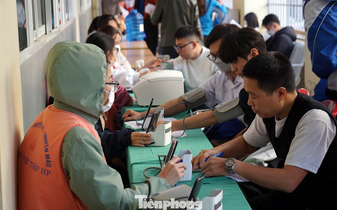 PGS.TS Nguyễn Minh Đức cho biết, hơn 10 năm qua nhà trường luôn đồng hành với Thành Đoàn Hải Phòng, Hội chữ thập đỏ thành phố, Báo Tiền Phong và các đơn vị duy trì, mở rộng quy mô tổ chức ngày hội hiến máu. Qua đó, góp phần hỗ trợ hàng nghìn bệnh nhân nghèo, đặc biệt người gặp nạn trong các vụ tai nạn giao thông. Đồng thời, tích cực tuyên truyền, lan tỏa tới người dân, các bạn sinh viên về nghĩa cử cao đẹp này.
