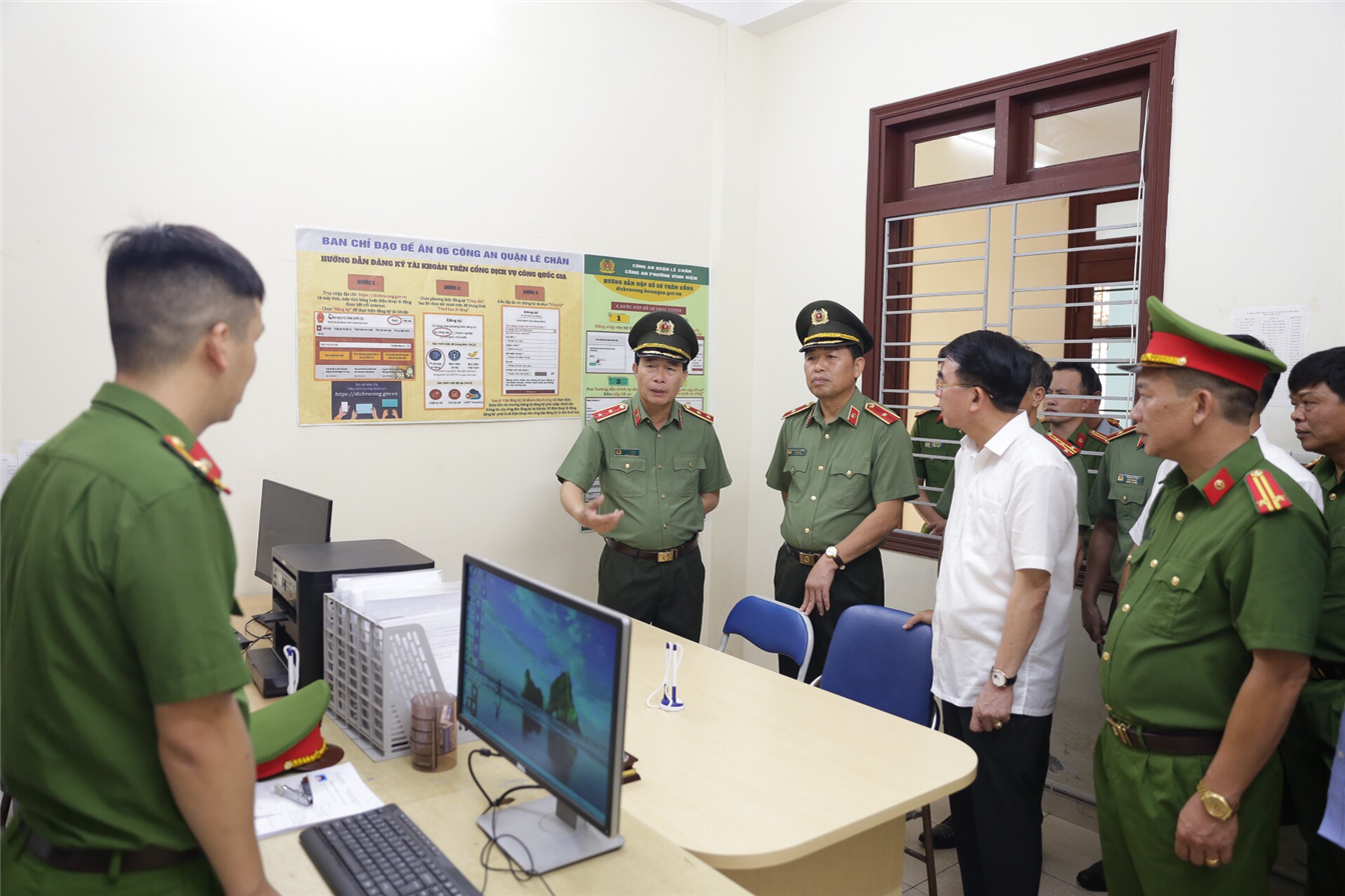 Trung tướng Lê Quốc Hùng - Thứ trưởng Bộ Công an thăm Công an phường Quán Toan (TP Hải Phòng), một trong năm phường thí điểm mô hình.