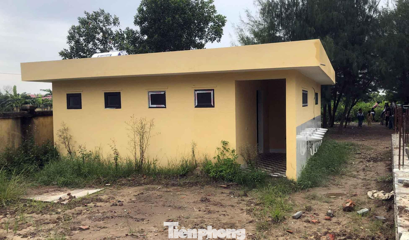 Công trình vệ sinh trường tiểu học này đã cơ bản hoàn thành nhưng chưa hoàn thiện, chưa được đưa vào sử dụng.