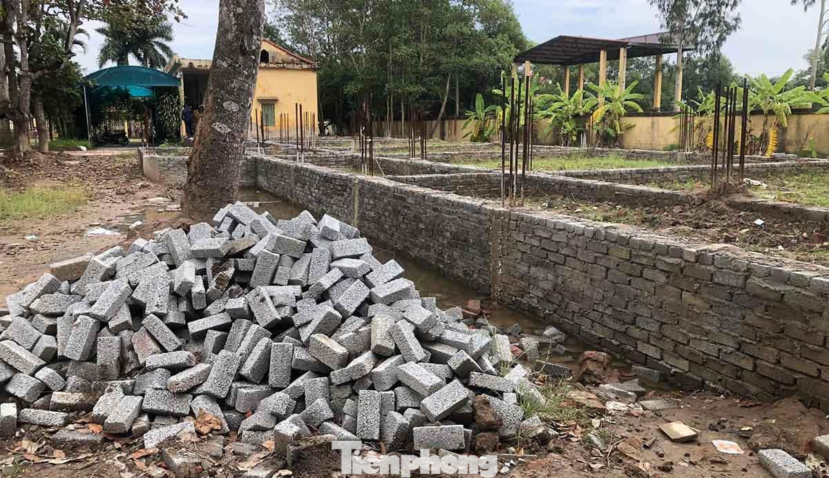 Sau hai năm phải tạm dừng thi công xây dựng, công trình dãy nhà học này ngổn ngang vật liệu liền kề với khu vực sân trường.