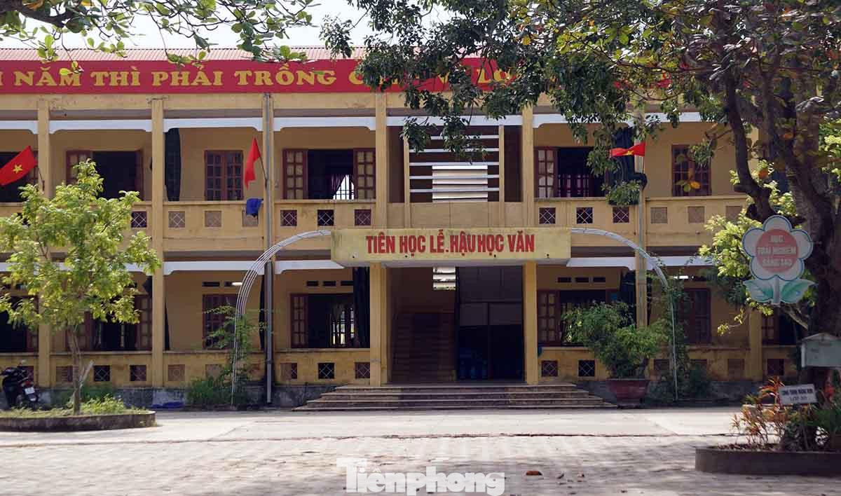 Trường Tiểu học Hà Kỳ (huyện Tứ Kỳ, tỉnh Hải Dương) có 21 lớp với tổng số 658 học sinh. Ngôi trường tiểu học này có hai dãy nhà 2 tầng được xây dựng từ năm 1995-1996.