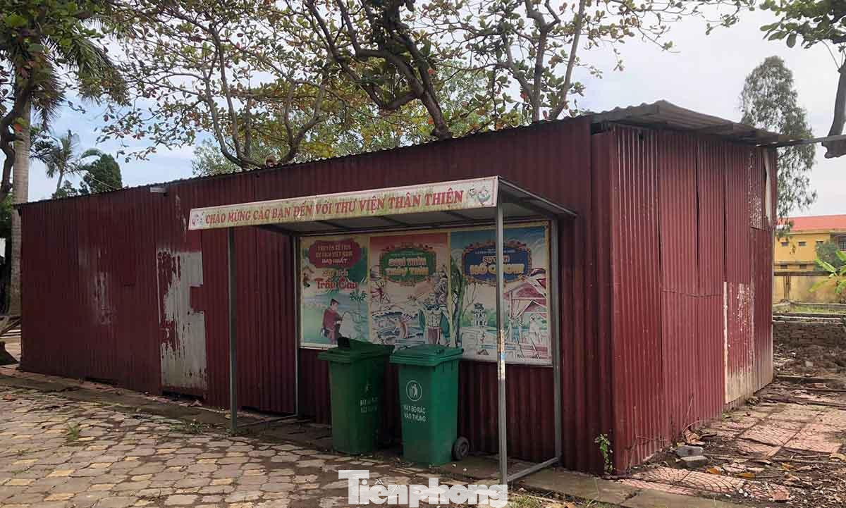 Nhà lán tạm là nơi chứa vật liệu và nơi nghỉ cho công nhân thi công dãy phòng học Trường Tiểu học Hà Kỳ.