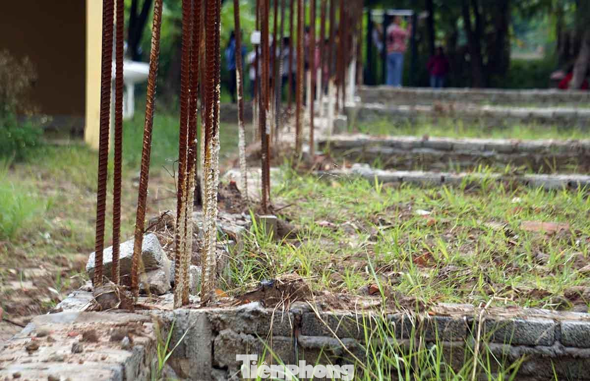 Dự kiến sau khởi công 7 tháng, dãy nhà 3 tầng Trường Tiểu học Hà Kỳ sẽ hoàn thành và đưa vào sử dụng. Tuy nhiên, sau khi dự án được khởi công ít ngày, nhà thầu thi công xong móng và chuẩn bị xây tường thì bất ngờ tạm dừng cho đến nay.