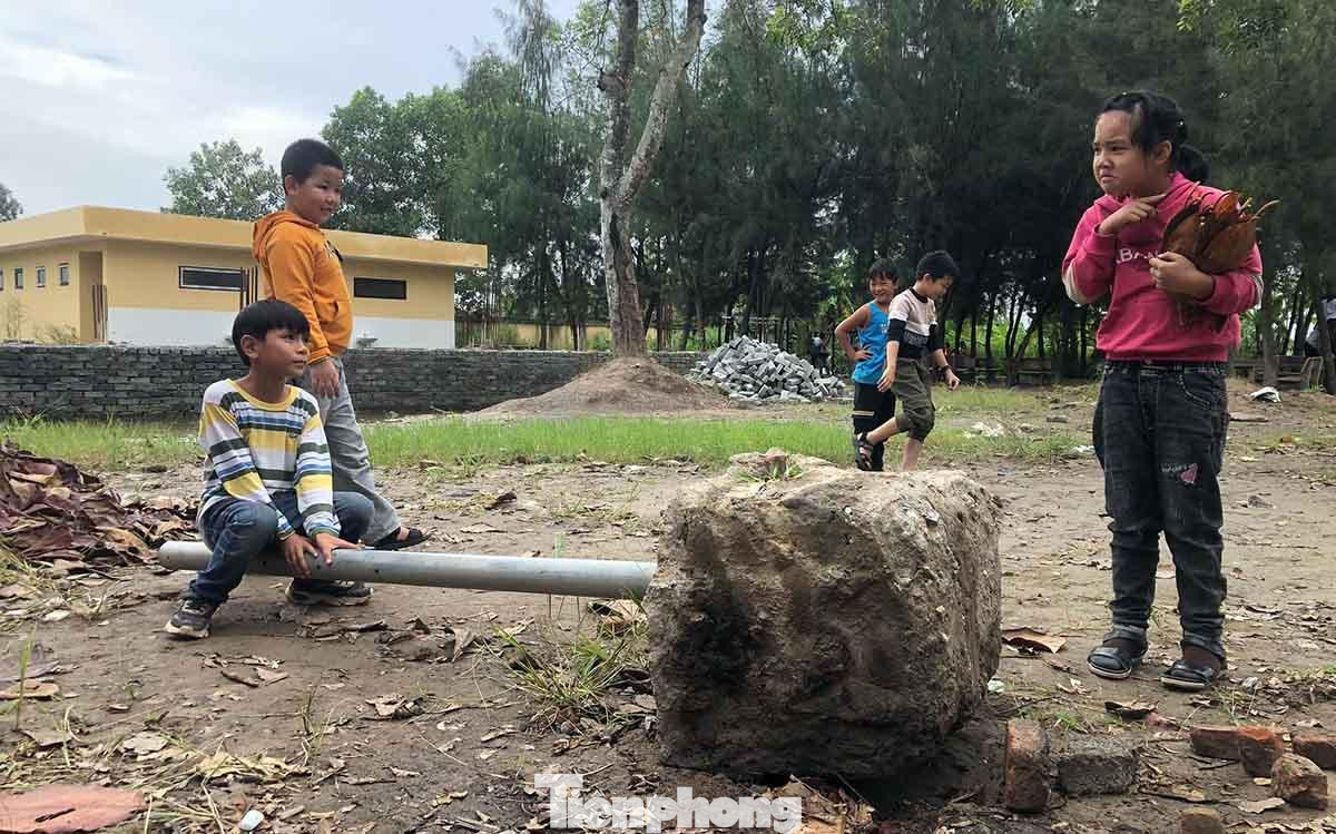 Hằng ngày, học sinh Trường Tiểu học Hà Kỳ tới khu vực công trình nô đùa bên đống vật liệu.