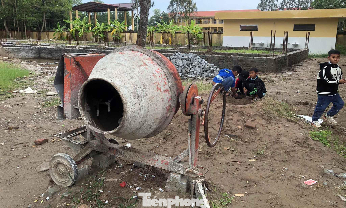 Một số máy móc, thiết bị phục vụ thi công công trình còn tại công trường. Khu vực này trở thành điểm vui chơi của học sinh.