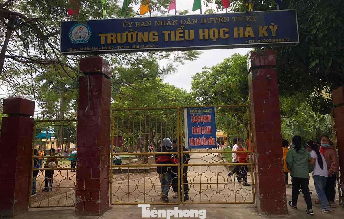 Trao đổi với Tiền Phong, ông Phạm Hồng Bắc - Hiệu trưởng Trường Tiểu học Hà Kỳ cho biết, dự án được UBND xã làm chủ đầu tư xây dựng dãy nhà 3 tầng làm phòng dạy học cho học sinh. Tuy nhiên, sau khi khởi công và hoàn thành phần móng, nhà thầu bất ngờ rút công nhân và dừng thi công cho đến nay.