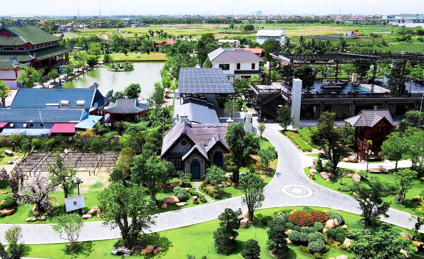 Hệ thống đường giao thông nội bộ trong khu du lịch sinh thái này được lát đá, trồng hoa, cây cảnh với thiết kế công phu, kết nối nhà hàng trung tâm tới các nhà nghỉ dưỡng, bể bơi...