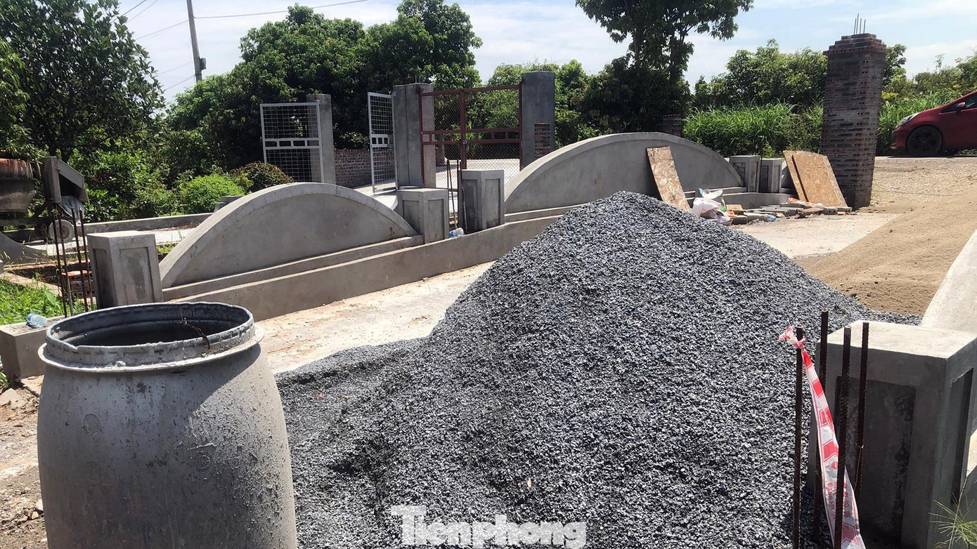 Những công trình này đều được xây dựng kiên cố bằng gạch, bê tông... trên diện tích khu đất rộng hàng nghìn mét vuông.