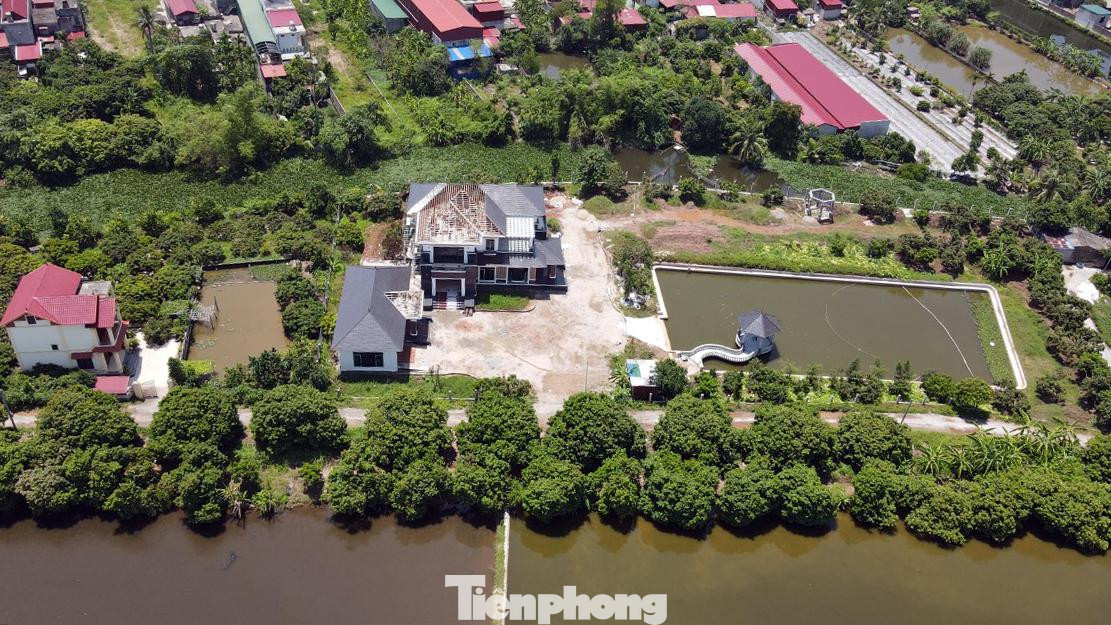 Tòa lâu đài hoành tráng nhất tại nông trường Quý Cao bắt đầu được tháo dỡ phần mái.