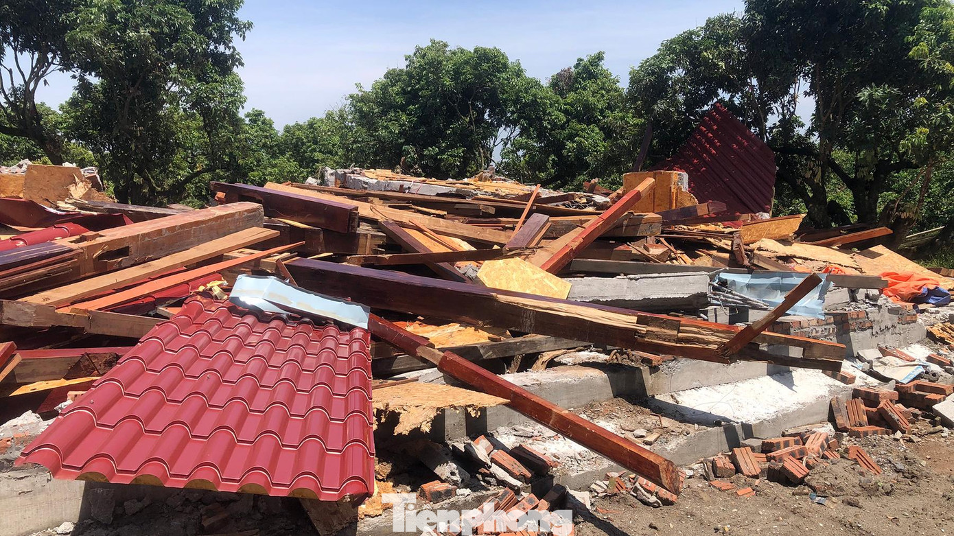 Theo ghi nhận của phóng viên, hiện có 5 tòa lâu đài, biệt thự xây trái phép trên đất nông trường đang được chủ đầu tư tự nguyện tháo dỡ và lực lượng chức năng giám sát việc tháo dỡ.