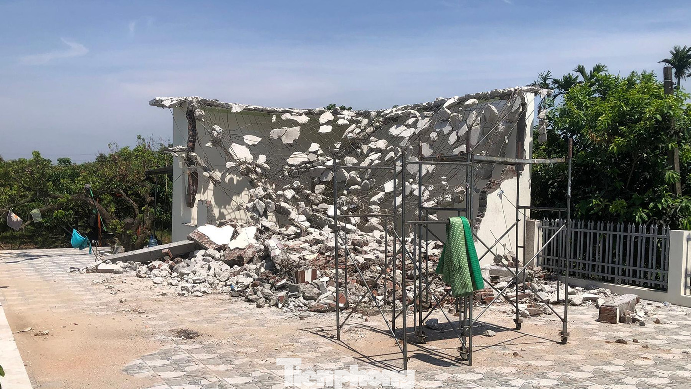 Một căn nhà kiên cố đang được tháo dỡ.