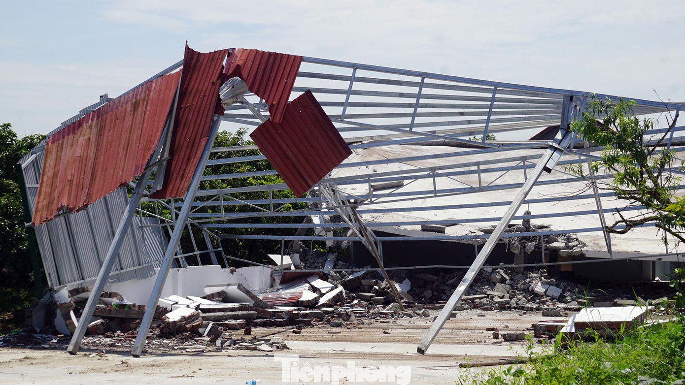 Đến cuối tháng 6, đầu tháng 7, đã có 5 tòa lâu đài, biệt thự, nhà kiên cố được chủ đầu tư tự nguyện tháo dỡ.