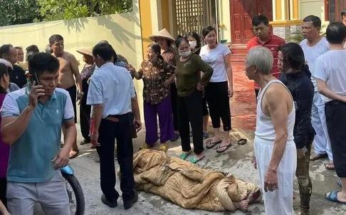 Người dân địa phương giải cứu người bị bỏng trong vụ việc sau đó đưa tới bệnh viện cấp cứu. Người dân địa phương giải cứu người bị bỏng trong vụ việc sau đó đưa tới bệnh viện cấp cứu.