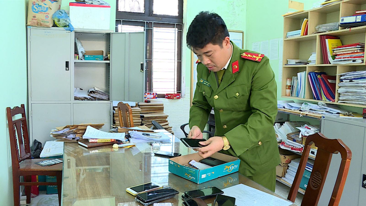 Cảnh sát thu giữ tang vật liên quan đường dây đánh bạc. Cảnh sát thu giữ tang vật liên quan đường dây đánh bạc.