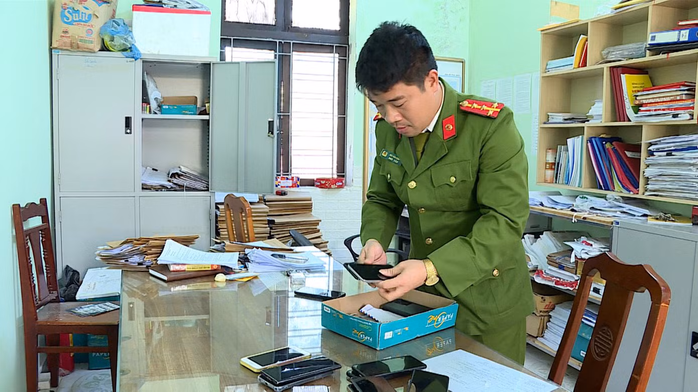 Cảnh sát thu giữ tang vật liên quan đường dây đánh bạc.