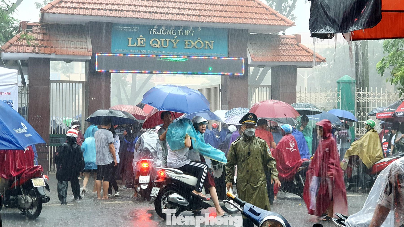Ngày 7/7, hơn 22.500 thí sinh tham gia kỳ thi tốt nghiệp THPT 2022 tại 49 điểm thi trên địa bàn thành phố Hải Phòng môn Văn (sáng) và Toán (chiều).