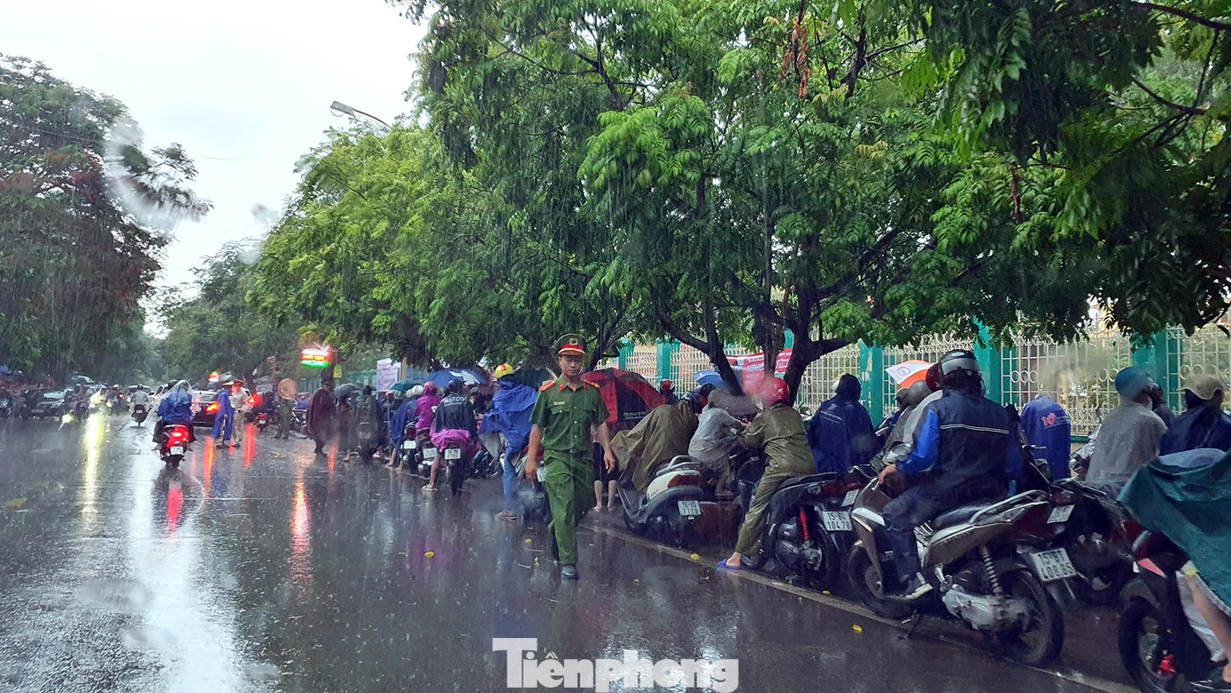 Buổi sáng và trưa ngày thi tốt nghiệp đầu tiên, tại TP Hải Phòng xuất hiện mưa lớn kéo dài nhiều giờ khiến nhiều sĩ tử, phụ huynh chật vật di chuyển, nhiều điểm giao thông tê liệt.
