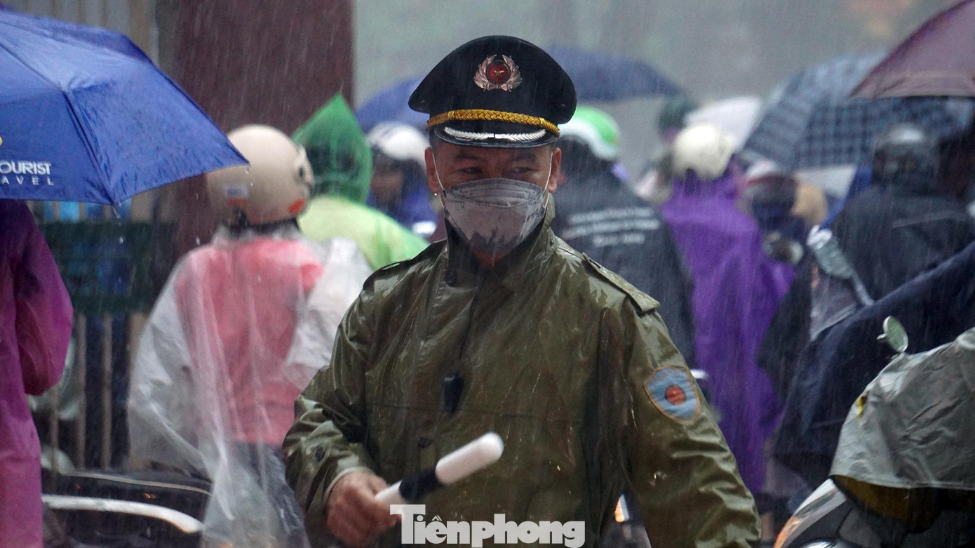 Cũng theo ghi nhận của phóng viên, trước cổng Trường THPT Lê Quý Đôn, hàng chục cán bộ CSGT, CSTT, TTGT được huy động hỗ trợ phân luồng, đảm bảo an toàn giao thông trước trong và sau khi kết thúc các môn thi tốt nghiệp.