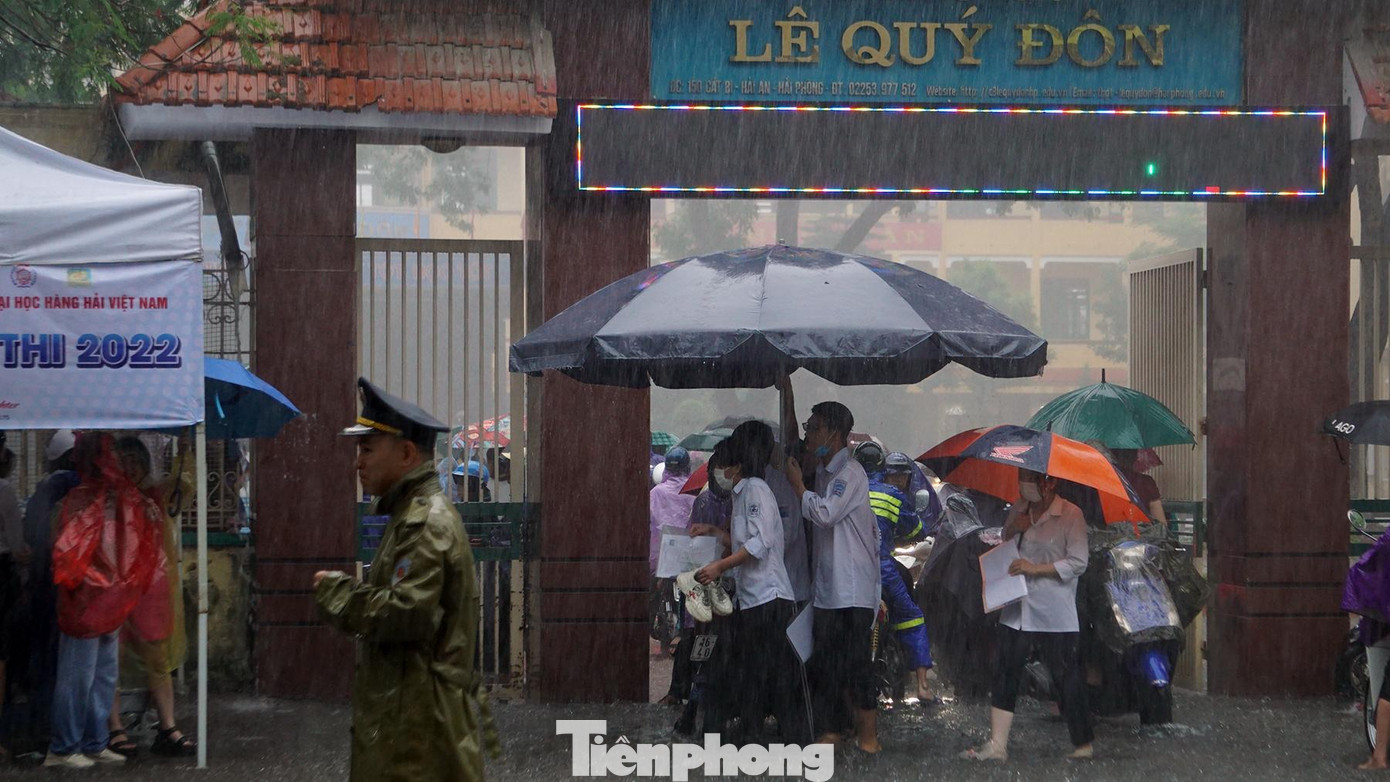 Mưa lớn kéo dài nhiều giờ khiến nhiều điểm thi ngập lụt. Ghi nhận của phóng viên tại điểm Trường THPT Lê Quý Đôn trên đường Cát Bi (quận Hải An, TP Hải Phòng) nước mưa ngập 5-15cm trong sân trường.