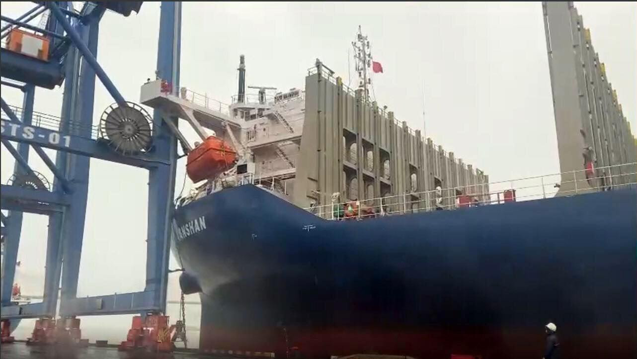 Hình ảnh tàu Maanshan va chạm với cần cẩu dàn tại cảng Đình Vũ, TP. Hải Phòng.
