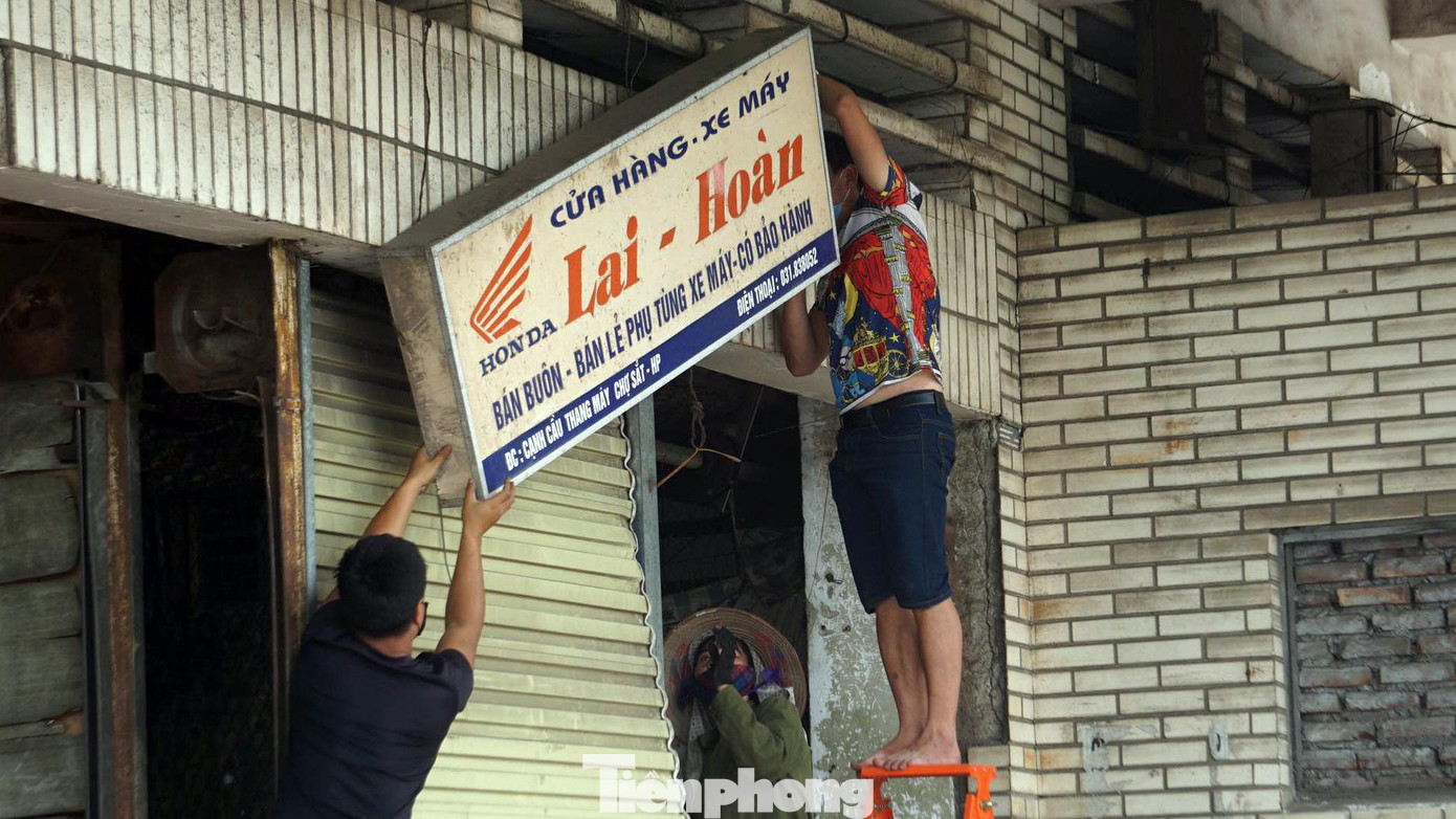 Ghi nhận ngày 15/3, một số tiểu thương hối hả di chuyển nốt những đồ đạc còn lại tại các gian hàng để rời đi.