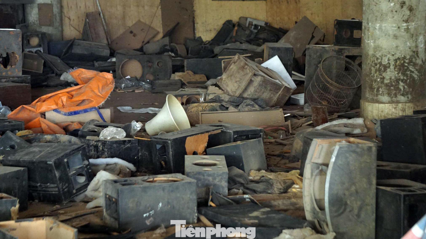 Nhiều thiết bị điện dân dụng, đồ điện tử, đồ cũ... hư hỏng còn lại trong các gian hàng. Để đảm bảo quyền lợi của các tiểu thương, TP Hải Phòng đã bố trí chợ tạm trên đường Trường Chinh (quận Kiến An). Đồng thời, hỗ trợ tiền mặt cho các tiểu thương trong việc di chuyển tài sản, hàng hóa và ổn định kinh doanh ở chợ mới.