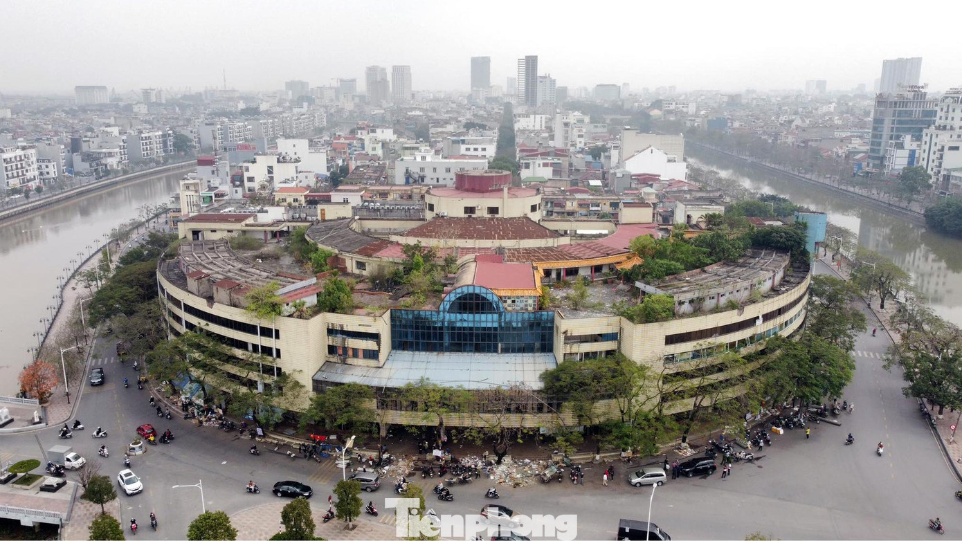 Chợ Sắt - Hải Phòng được xây dựng từ thời Pháp thuộc, từng là trung tâm buôn bán sầm uất bậc nhất ở miền Bắc, là một trong những biểu tượng của thành phố cảng. Khu vực chợ Sắt tọa lạc ở vị trí đắc địa, có 3 mặt tiền giáp bờ sông Tam Bạc, đường Quang Trung, thuộc phường Phan Bội Châu (quận Hồng Bàng, TP Hải Phòng).