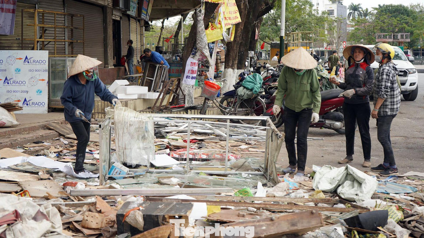 Trong khi đó, nhiều đồ vật hết giá trị sử dụng, các tiểu thương bán cho người mua để tái chế.