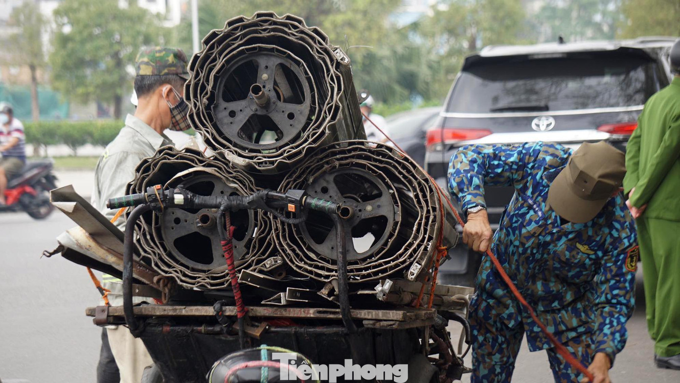 Ngoài hàng hóa, nhiều tiểu thương cũng tận dụng mang theo những đồ vật còn có thể sử dụng được để phục vụ nơi buôn bán mới.