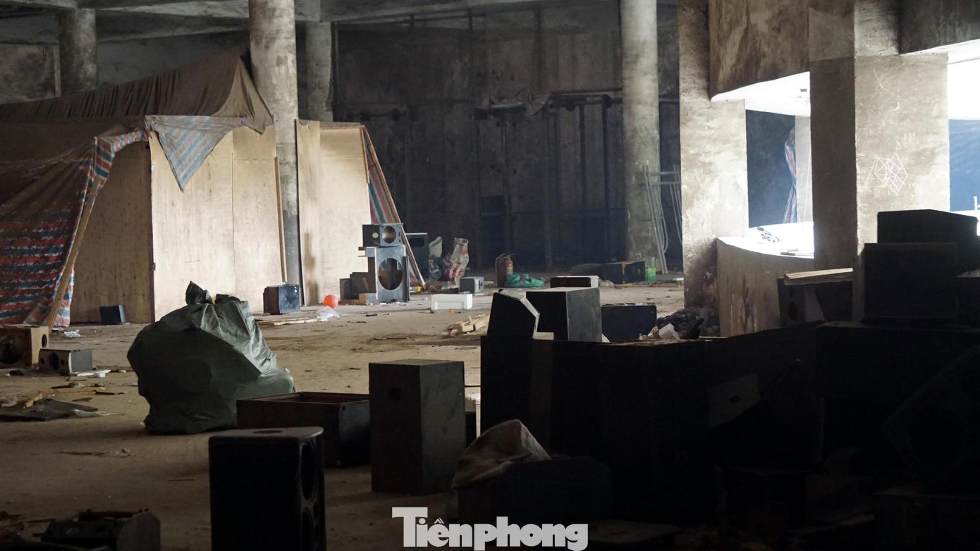 Bên trong chợ Sắt, các tiểu thương đã thu dọn toàn bộ hàng hóa, đồ đạc từ trước, hiện chỉ còn lại phế liệu.