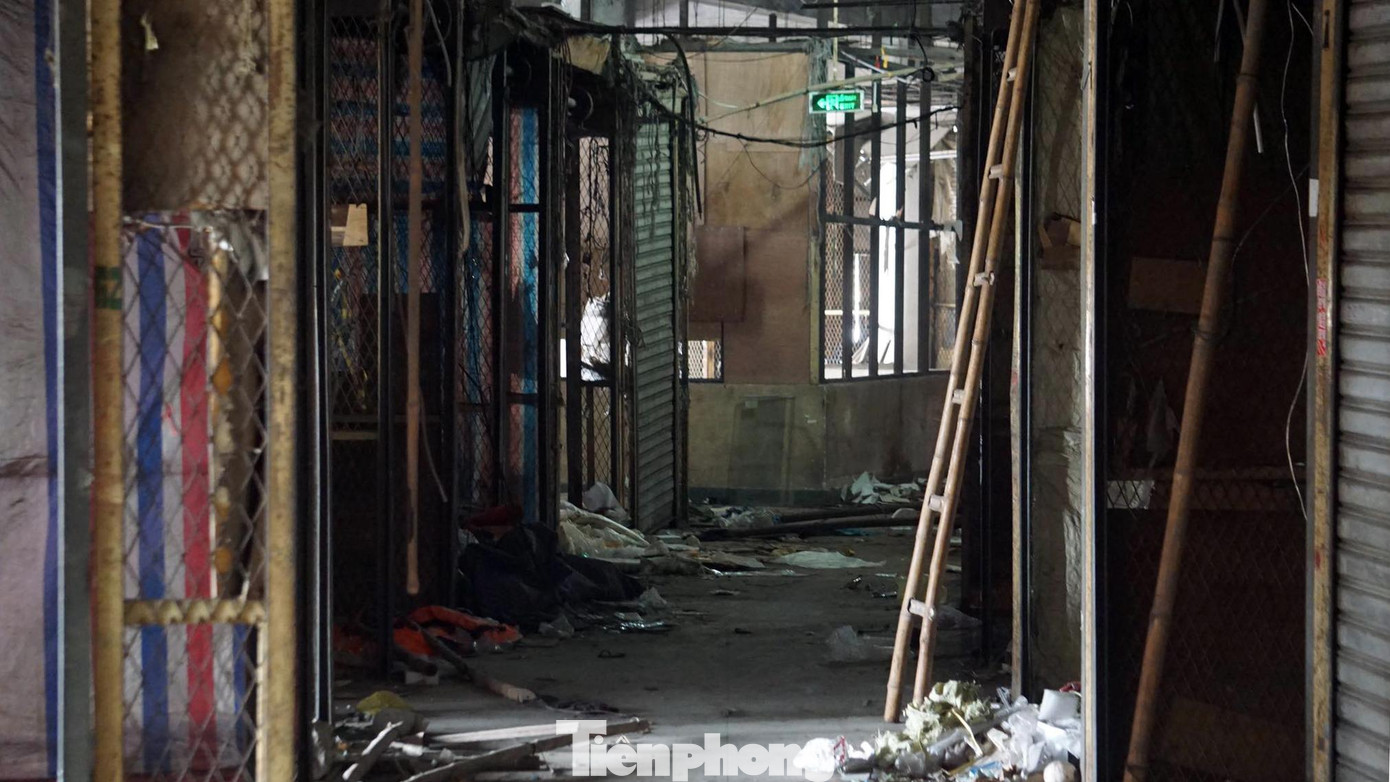 Cuối năm 2021, TP Hải Phòng chấp thuận chủ trương xây dựng tổ hợp Trung tâm thương mại, vui chơi giải trí, khách sạn 5 sao và văn phòng cho thuê để chỉnh trang đô thị khu vực chợ Sắt. Theo đó, từ ngày 5-15/3, thành phố yêu cầu các tiểu thương hoàn thành di dời để bàn giao mặt bằng.